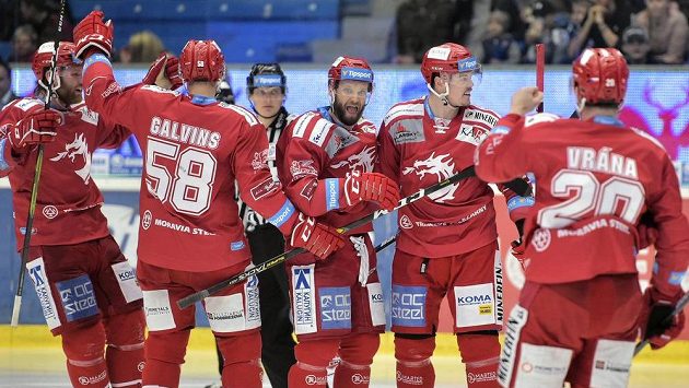 Hráči Třince se radují z prvního gólu. Zleva David Musil, Guntis Galvinš, Martin Růžička, autor branky Aron Chmielewski a Petr Vrána. Hráči Třince se radují z prvního gólu. Zleva David Musil, Guntis Galvinš, Martin Růžička, autor branky Aron Chmielewski a Petr Vrána.