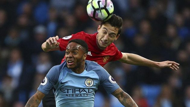 Vzdušný souboj Raheema Sterlinga (dole) z Manchesteru City a Mattea Darmiana z United. Vzdušný souboj Raheema Sterlinga (dole) z Manchesteru City a Mattea Darmiana z United.