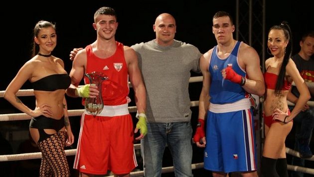 V ringu se během zápasu Česka s Rakouskem objevil i někdejší stříbrný olympionik Rudolf Kraj. V ringu se během zápasu Česka s Rakouskem objevil i někdejší stříbrný olympionik Rudolf Kraj.