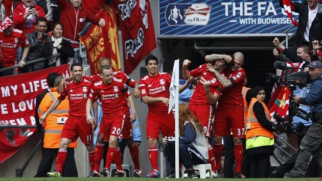 Fotbalisté Liverpoolu se radují z góly Andyho Carrolla, který rozhodl semifinále FA Cupu proti Evertonu. Fotbalisté Liverpoolu se radují z góly Andyho Carrolla, který rozhodl semifinále FA Cupu proti Evertonu.