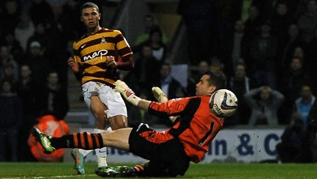 Nahki Wells z Bradfordu překonává gólmana Aston Villy v semifinále anglického Ligového poháru Nahki Wells z Bradfordu překonává gólmana Aston Villy v semifinále anglického Ligového poháru