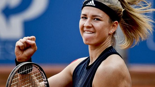 Karolína Muchová ve čtvrtfinálovém utkání s Ruskou Natalií Vichljancevovou. Karolína Muchová ve čtvrtfinálovém utkání s Ruskou Natalií Vichljancevovou.