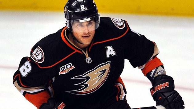 Finský veterán Teemu Selänne kroutí v Anaheimu už 15. sezónu v NHL. Finský veterán Teemu Selänne kroutí v Anaheimu už 15. sezónu v NHL.