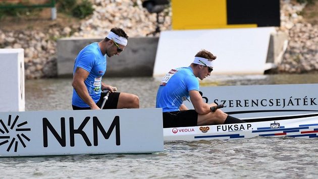 Zklamaní Petr (vpředu) a Martin Fuksové po finále na mistrovství světa v Szegedu. Zklamaní Petr (vpředu) a Martin Fuksové po finále na mistrovství světa v Szegedu.