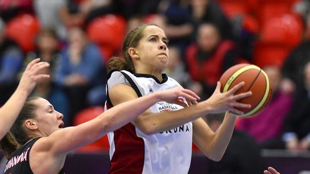 Nymburská basketbalistka Jessica Lynne Kusterová střílí na koš - ilustrační foto Nymburská basketbalistka Jessica Lynne Kusterová střílí na koš - ilustrační foto