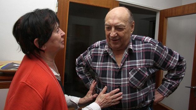 Vlastimil Bubník s manželkou Hanou na archivním snímku z roku 2011 při oslavě 80. narozenin. Vlastimil Bubník s manželkou Hanou na archivním snímku z roku 2011 při oslavě 80. narozenin.