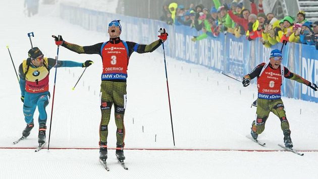 Simon Schempp v cíli v závodu s hromadným startem na 15 km. Simon Schempp v cíli v závodu s hromadným startem na 15 km.