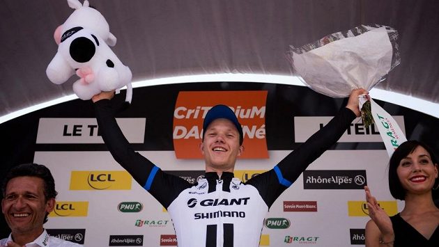 Německý cyklista Nikias Arndt se raduje z vítězství ve třetí etapě závodu Critérium du Dauphiné. Německý cyklista Nikias Arndt se raduje z vítězství ve třetí etapě závodu Critérium du Dauphiné.