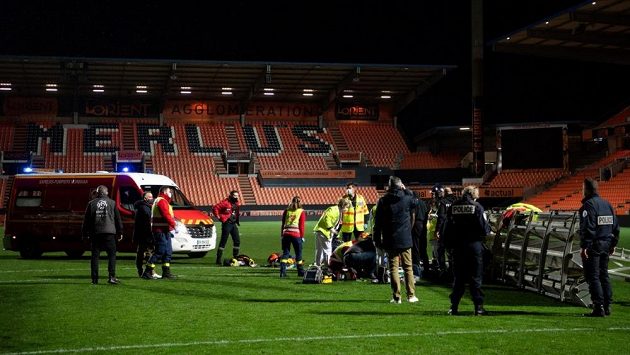 Tragická nehoda na stadionu Lorientu. Tragická nehoda na stadionu Lorientu.