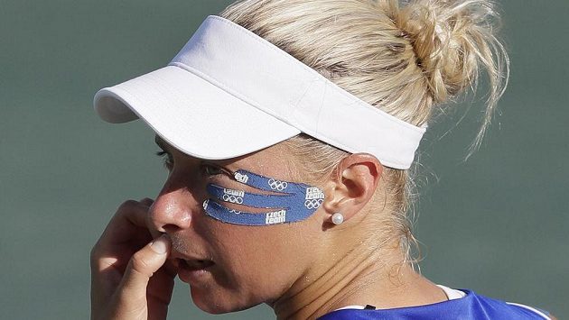 Andrea Hlaváčková odehrála zápas o třetí místo se zpevňovacím páskou pod okem. Andrea Hlaváčková odehrála zápas o třetí místo se zpevňovacím páskou pod okem.