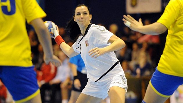 Česká házenkářka Iveta Luzumová při kvalifikačním duelu s Ukrajinou. Česká házenkářka Iveta Luzumová při kvalifikačním duelu s Ukrajinou.