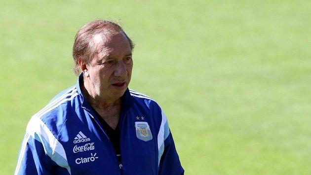 Legendární kouč Carlos Bilardo je ve vážném stavu. Legendární kouč Carlos Bilardo je ve vážném stavu.