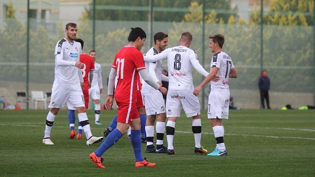 Plzeňští fotbalisté zvládli generálku vítězně. Útočník Tomáš Chorý (vlevo) ale kvůli zranění nedohrál. Plzeňští fotbalisté zvládli generálku vítězně. Útočník Tomáš Chorý (vlevo) ale kvůli zranění nedohrál.