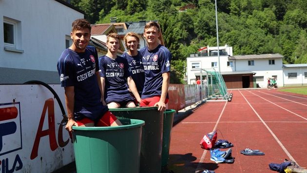 Martin Graiciar (vpravo) se spoluhráči z reprezentační jednadvacítky (zleva Ondřej Lindr,David Douděra, Emil Tischler) rehabilituje po tréninku v rakouském Zell am See. Martin Graiciar (vpravo) se spoluhráči z reprezentační jednadvacítky (zleva Ondřej Lindr,David Douděra, Emil Tischler) rehabilituje po tréninku v rakouském Zell am See.