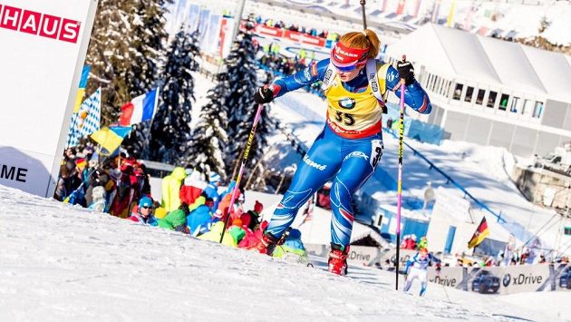 Vedoucí žena Světového poháru biatlonistek Gabriela Soukalová při stoupání během sprintu v Anterselvě. Vedoucí žena Světového poháru biatlonistek Gabriela Soukalová při stoupání během sprintu v Anterselvě.