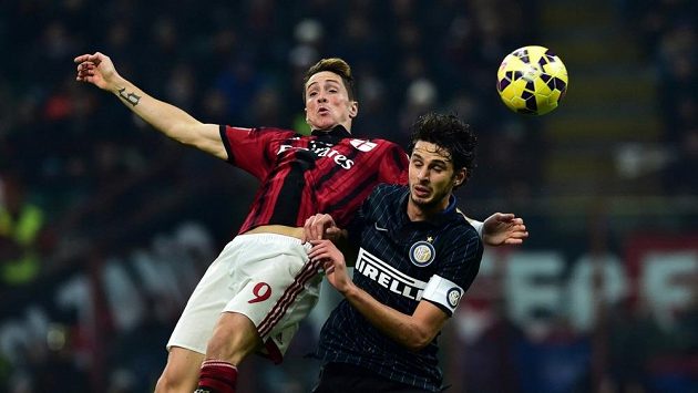 Fernando Torres (vlevo) během hostování v AC Milán. Fernando Torres (vlevo) během hostování v AC Milán.