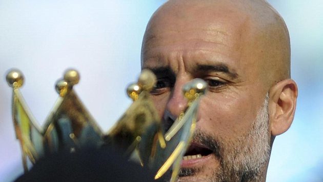 Trofej pro Pepa... Josep Guardiola dovedl Manchester City k titulu. Trofej pro Pepa... Josep Guardiola dovedl Manchester City k titulu.