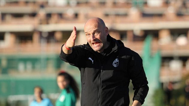 Trenér fotbalové Plzně Adrian Guľa při tréninku ve španělské Esteponě. Trenér fotbalové Plzně Adrian Guľa při tréninku ve španělské Esteponě.
