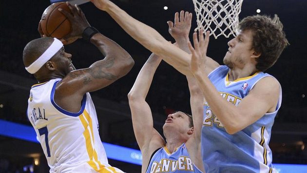 Jan Veselý (24) a Timofej Mozgov (25) z Denveru v souboji s Jermainem O'Nealem (7) z Golden State. Jan Veselý (24) a Timofej Mozgov (25) z Denveru v souboji s Jermainem O'Nealem (7) z Golden State.