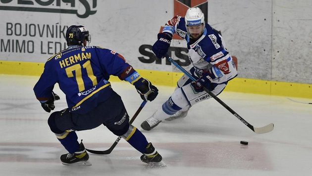 Zleva Jakub Herman ze Zlína a Petr Holík z Brna. Zleva Jakub Herman ze Zlína a Petr Holík z Brna.
