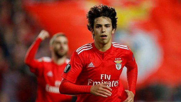 Devatenáctiletý útočník Benfiky Lisabon by se brzy mohl stát hráčem Realu Madrid. Devatenáctiletý útočník Benfiky Lisabon by se brzy mohl stát hráčem Realu Madrid.