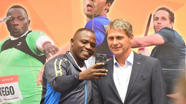Oštěpařský mistr světa Julius Yego z Keni si s Janem Železným pořídil společné selfie, k jeho světovému rekordu mu stále chybí téměř šest metrů. Oštěpařský mistr světa Julius Yego z Keni si s Janem Železným pořídil společné selfie, k jeho světovému rekordu mu stále chybí téměř šest metrů.