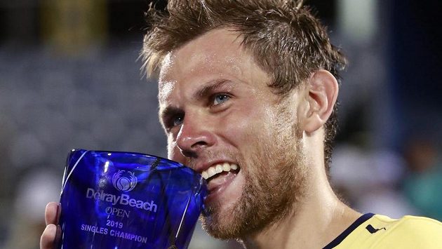 Radu Albot s trofejí pro vítěze turnaje v Delray Beach. Radu Albot s trofejí pro vítěze turnaje v Delray Beach.