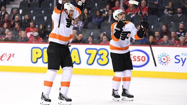 Hokejisté Philadelphie Jakub Voráček (93) a Shayne Gostisbehere (53)oslavují výhru v Calgary. Hokejisté Philadelphie Jakub Voráček (93) a Shayne Gostisbehere (53)oslavují výhru v Calgary.