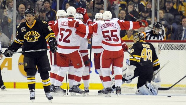 Obránci Detroitu Red Wings Jonathan Ericsson (52) a Niklas Kronwall (55) se radují z gólu proti Bostonu. Obránci Detroitu Red Wings Jonathan Ericsson (52) a Niklas Kronwall (55) se radují z gólu proti Bostonu.