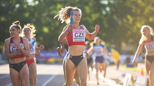 Barbora Malíková po svém zlatém doběhu štafety v Tallinnu. Barbora Malíková po svém zlatém doběhu štafety v Tallinnu.