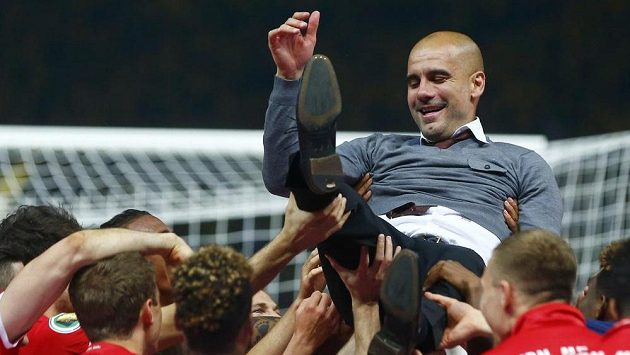 Pep Guardiola se loučí s Byernem ziskem Německého poháru. Pep Guardiola se loučí s Byernem ziskem Německého poháru.