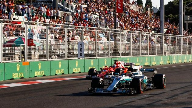 Sebastian Vettel a Lewis Hamilton během Velké ceně Ázerbájdžánu. Sebastian Vettel a Lewis Hamilton během Velké ceně Ázerbájdžánu.