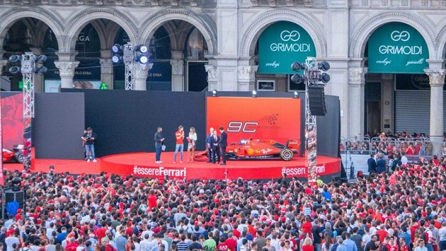 Ferrari slavilo s fanoušky v Miláně výročí. Ferrari slavilo s fanoušky v Miláně výročí.