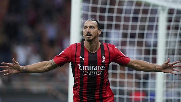 Fotbalisté AC Milán zůstali i po třetím kole v italské lize stoprocentní. Výhru 2:0 nad Laziem zařídili góly Rafael Leao a Zlatan Ibrahimovic (na snímku)- Fotbalisté AC Milán zůstali i po třetím kole v italské lize stoprocentní. Výhru 2:0 nad Laziem zařídili góly Rafael Leao a Zlatan Ibrahimovic (na snímku)-