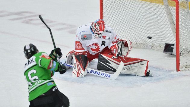 Ondřej Najman (vlevo) z Mladé Boleslavi střílí gól brankáři Třince Ondřeji Kacetlovi. Ondřej Najman (vlevo) z Mladé Boleslavi střílí gól brankáři Třince Ondřeji Kacetlovi.