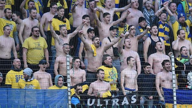 Fanoušci Opavy během pohárového utkání v Mladé Boleslavi. Na finále nepojedou naháči do Prahy, ale do dostupné Olomouce... Fanoušci Opavy během pohárového utkání v Mladé Boleslavi. Na finále nepojedou naháči do Prahy, ale do dostupné Olomouce...