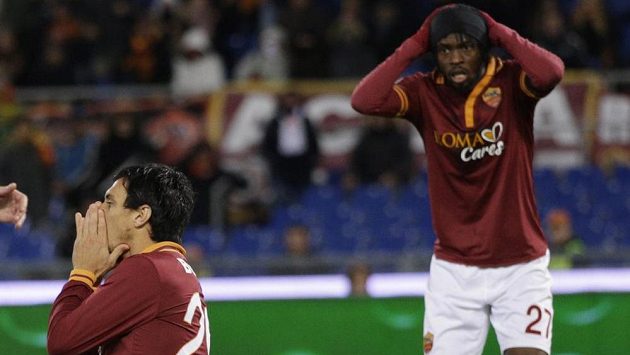 Fotbalisté AS Řím Nicolas Burdisso a Gervinho. Fotbalisté AS Řím Nicolas Burdisso a Gervinho.