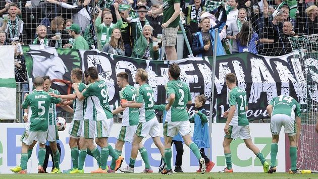 Hráči Bohemians se radují z druhého gólu proti Karviné, který vstřelil Martin Dostál (druhý zleva). Hráči Bohemians se radují z druhého gólu proti Karviné, který vstřelil Martin Dostál (druhý zleva).