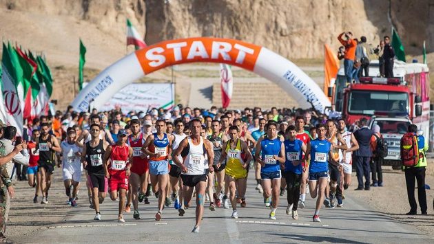 Muslimské běžkyně nemají úplně snadný sportovní život. Muži startují venku, ony musí být zavřené. Muslimské běžkyně nemají úplně snadný sportovní život. Muži startují venku, ony musí být zavřené.