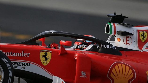 Kimi Räikkönen testuje ochranu kokpitu Halo. Kimi Räikkönen testuje ochranu kokpitu Halo.
