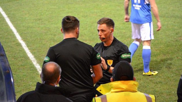 Zraněného lajnového rozhodčího ve skotské League One nahradil muž, který byl na zápase v roli diváka. Zraněného lajnového rozhodčího ve skotské League One nahradil muž, který byl na zápase v roli diváka.