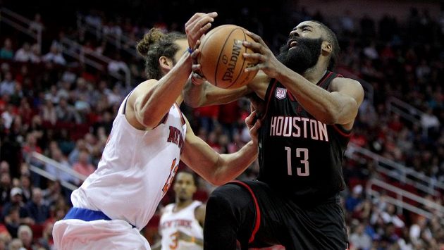 Basketbalista Houstonu James Harden (vpravo) se snaží prosadit přes Joakima Noaha z týmu New York Knicks. Basketbalista Houstonu James Harden (vpravo) se snaží prosadit přes Joakima Noaha z týmu New York Knicks.