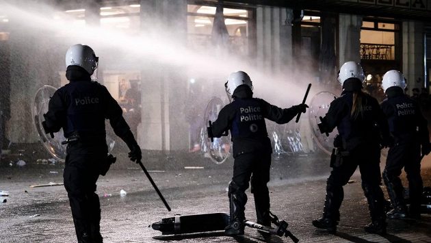 Policisté v ulicích Bruselu se snaží ovládnout rozčílené fanoušky demolující okolí. Policisté v ulicích Bruselu se snaží ovládnout rozčílené fanoušky demolující okolí.