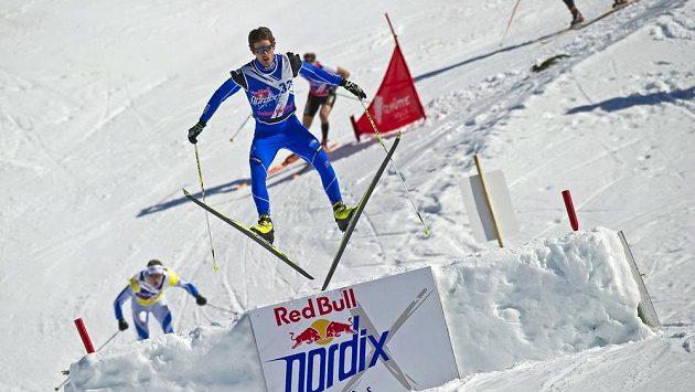 Český závodník Dušan Kožíšek ve skikrosovém závodu na běžkách Red Bull Nordix. Český závodník Dušan Kožíšek ve skikrosovém závodu na běžkách Red Bull Nordix.