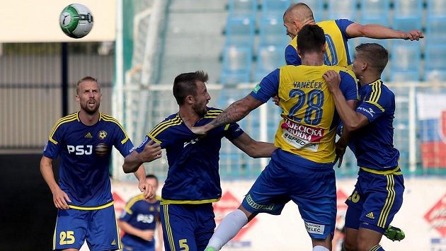 Teplice vyhrály v 5. kole první fotbalové ligy nad Jihlavou 3:1. Dvěma góly k tomu Severočechům pomohl zkušený Jan Rezek. Na snímku střílí hlavou první gól. Teplice vyhrály v 5. kole první fotbalové ligy nad Jihlavou 3:1. Dvěma góly k tomu Severočechům pomohl zkušený Jan Rezek. Na snímku střílí hlavou první gól.