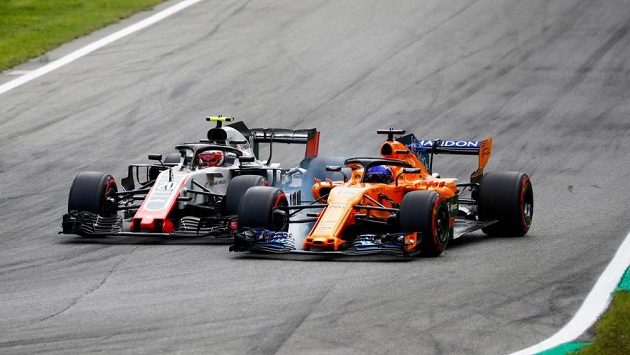Fernando Alonso (vpravo) a Kevin Magnussen během kvalifikace na Velkou cenu Itálie. Fernando Alonso (vpravo) a Kevin Magnussen během kvalifikace na Velkou cenu Itálie.