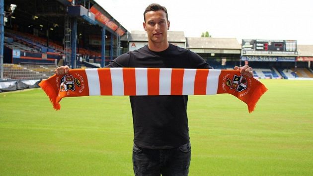 Marek Štěch po podpisu smlouvy s Lutonem. Marek Štěch po podpisu smlouvy s Lutonem.