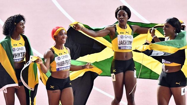 Natalliah Whyteová, Shelly-Ann Fraserový-Pryceová, Shericka Jacksonová a Jonielle Smithová, jamajské vítězky štafety. Natalliah Whyteová, Shelly-Ann Fraserový-Pryceová, Shericka Jacksonová a Jonielle Smithová, jamajské vítězky štafety.