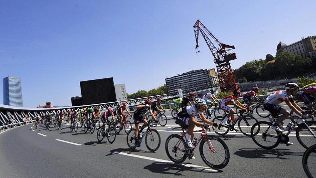 Peloton na letošní Vueltě - ilustrační foto. Peloton na letošní Vueltě - ilustrační foto.