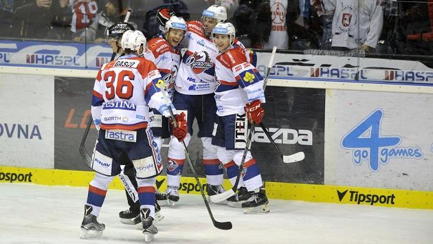 Pardubičtí hokejisté se radují z rozhodujícího gólu proti Vítkovicím, který vstřelil v prodloužení Petr Sýkora (druhý zprava). Pardubičtí hokejisté se radují z rozhodujícího gólu proti Vítkovicím, který vstřelil v prodloužení Petr Sýkora (druhý zprava).
